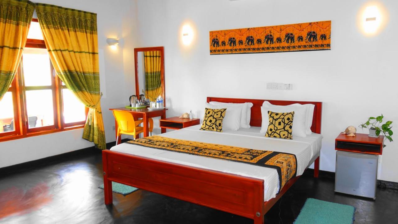Regina Beach Bungalow Trincomalee Exterior foto
