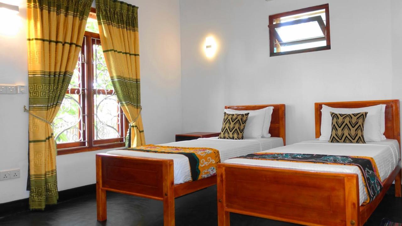 Regina Beach Bungalow Trincomalee Exterior foto