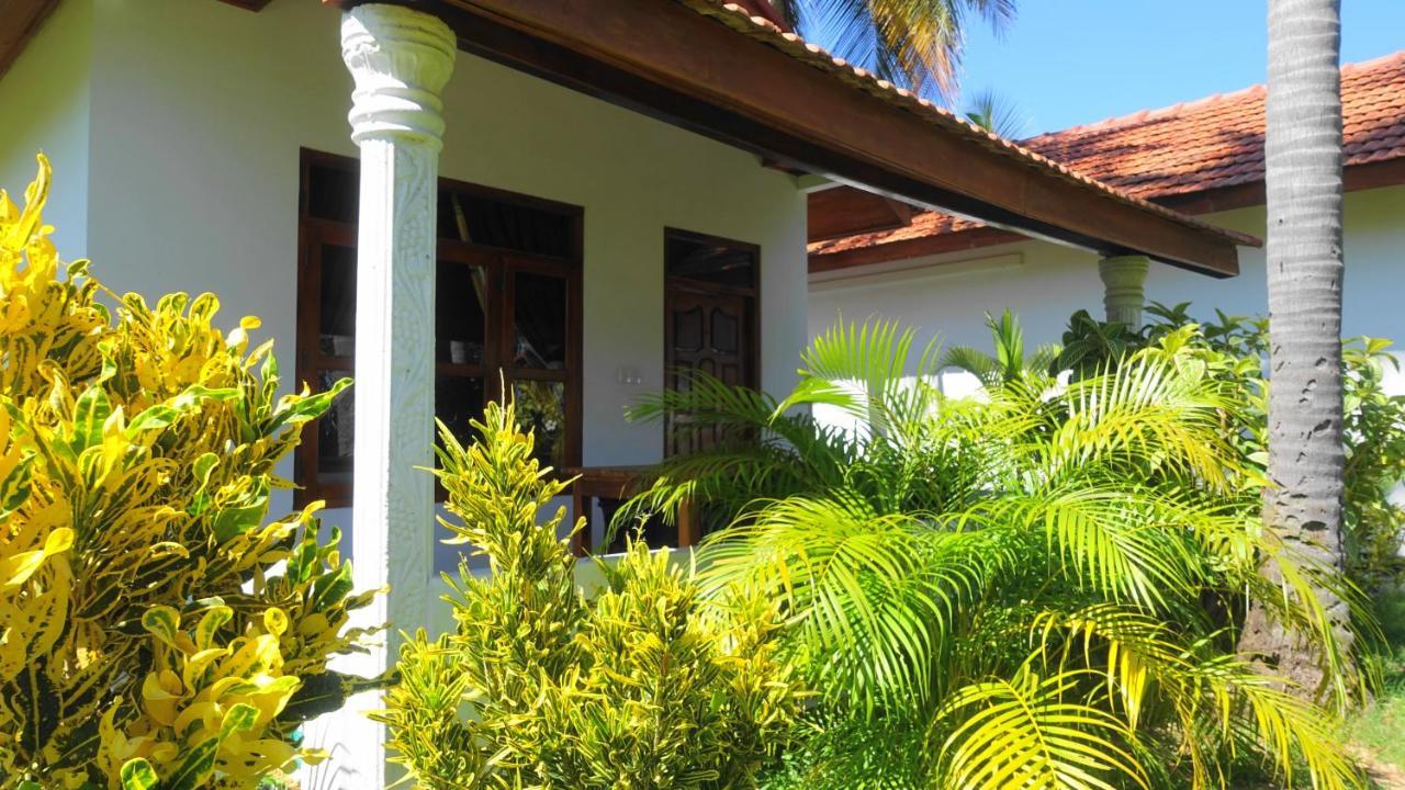 Regina Beach Bungalow Trincomalee Exterior foto
