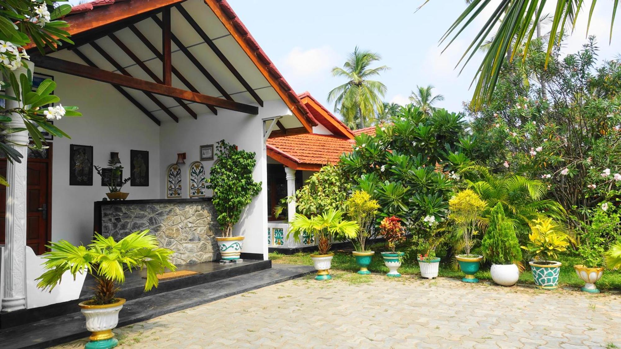 Regina Beach Bungalow Trincomalee Exterior foto